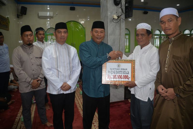 Di Rantau Badauh, Pj Bupati Batola Serahkan Bantuan Masjid di 6 Kecamatan