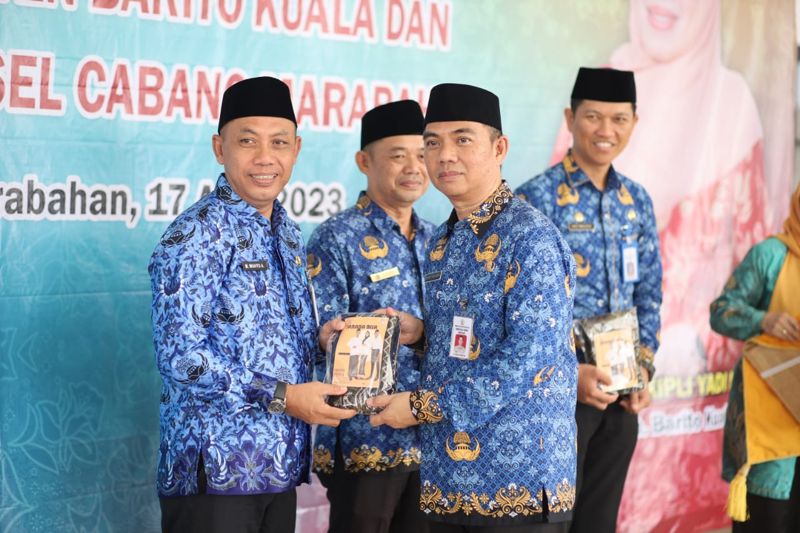 Pemkab Batola Berbagi Paket Ramadan Sekaligus Luncurkan Produk Tapih Sarung Saraba Bisa