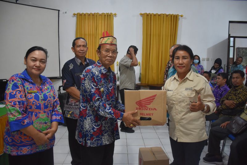 Plt Bupati Kapuas Serahkan Bantuan Kendaraan Operasional 104 Unit Motor Kepada PPL Pertanian