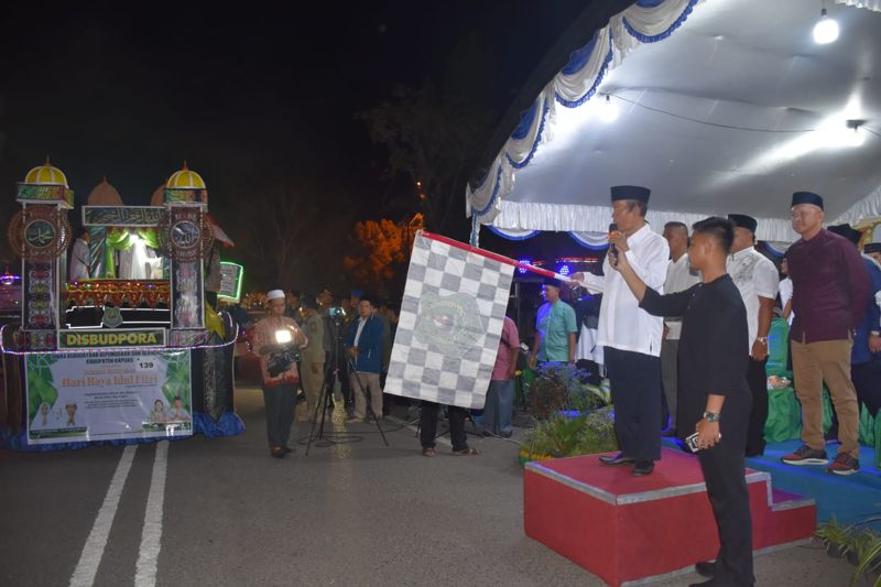 Meriahkan Pawai Gema Takbir Idul Fitri 1444 H, Plt Bupati Kapuas Lepas Puluhan Mobil Hias