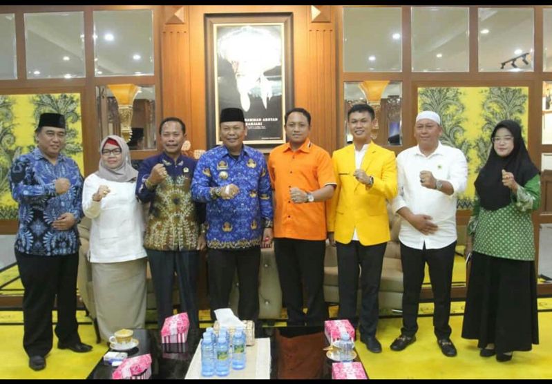 PJ Bupati Batola Serahkan Bantuan Hibah 2023 untuk 8 Parpol