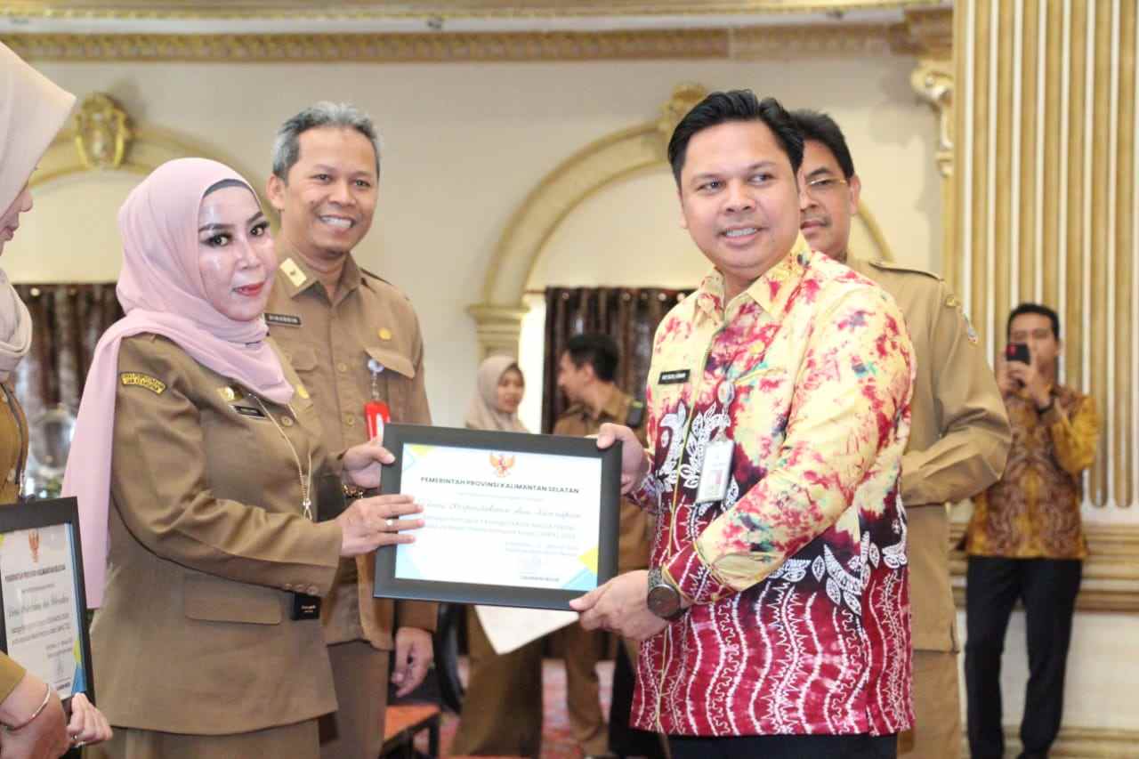 Bunda Nunung Mendapat Penghargaan Top Influencer 2022 dari Gubernur Kalsel