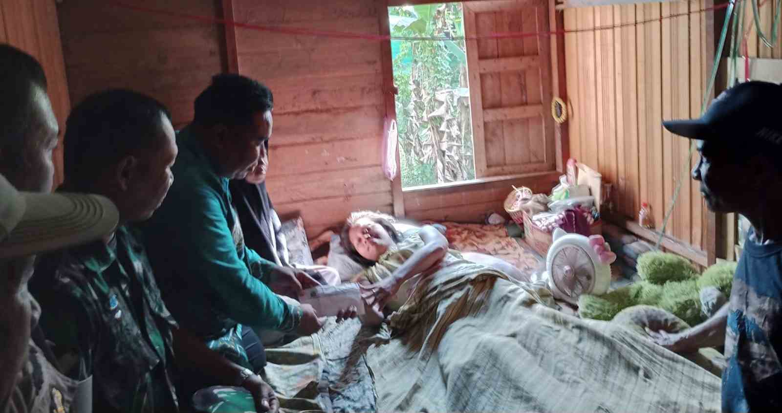 KBI dan Polda Kalsel Bantu Warga Lumpuh di Desa Simpang Tiga