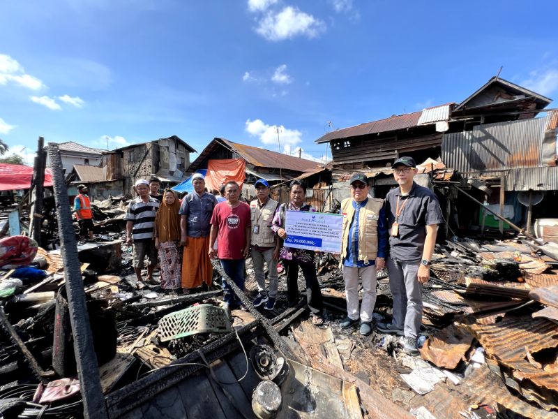 UPZ Bank Kalsel Serahkan Bantuan Ke Warga Terdampak Kebakaran Jalan Aes Nasution