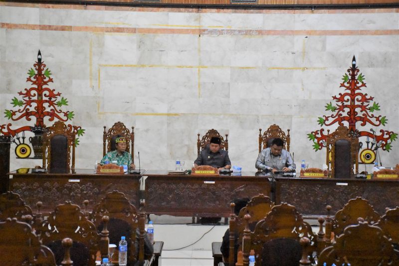 Plt Bupati Kapuas Hadiri Rapat Penyampaian Fraksi DPRD Kapuas