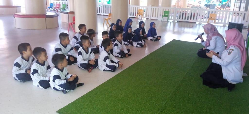 Para Anak Didik TK Asy-Syukro Banjarmasin Bergembira Berwisata Literasi di Perpustakaan Palnam