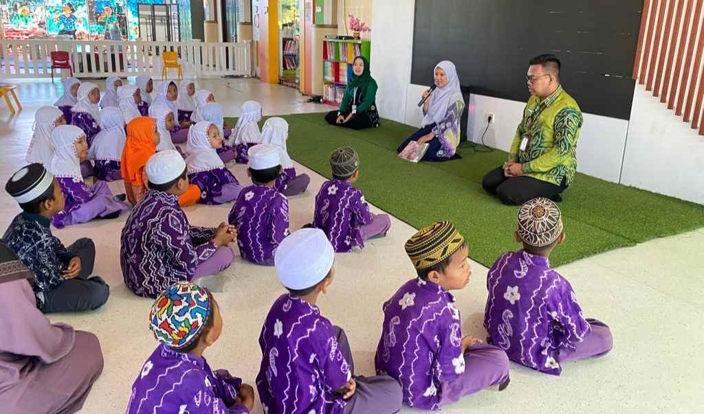 Anak-Anak TK Melati Gambut Kunjungi Perpustakaan Palnam, Guru Pendamping: Pelayanannya Ramah-Ramah