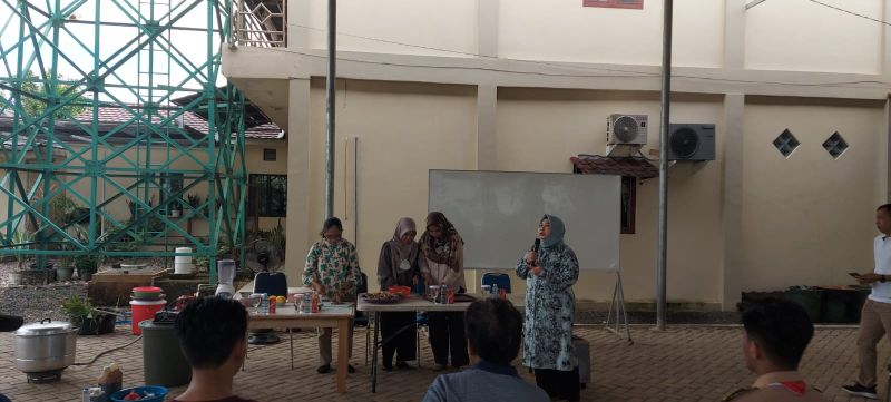 Digagas Hj. Raudatul Jannah, Warga dan Anggota Pramuka Kalsel Ikuti Pelatihan Pembuatan Pakan Ikan Alternatif