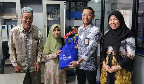 Program Cash Back Bank Kalsel Memberikan Paket Sembako Kepada Para Pensiunan