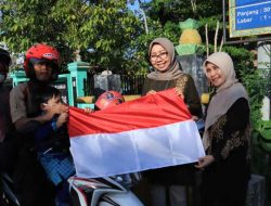 Sambut HUT RI ke-78, Diskominfotik Banjarmasin Bagikan Bendera Merah Putih