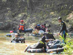 Gotong Royong Bersihkan Sungai Barabai di Peringatan Hari Sungai Nasional 2023
