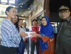 Berkaca-kaca, Sukatemi Terima Bantuan Korban Kebakaran dari Samosir (Wakil Rakyat dari Fraksi PDIP Banjarmasin)