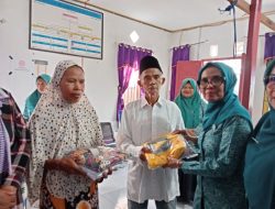 Pj TP PKK Batola Tengok dan Berikan Bantuan Korban Kebakaran di-Kecamatan Belawang