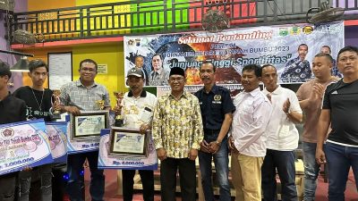 Wabup Tanbu Serahkan Trofi dan Uang Pembinaan Kepada Pemenang Turnamen Biliar PWI