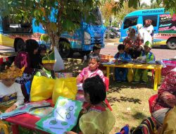 Puluhan Pemustaka Cilik Berpakaian Adat Serbu Mobil Perpustakaan Keliling Palnam