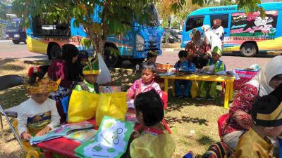 Puluhan Pemustaka Cilik Berpakaian Adat Serbu Mobil Perpustakaan Keliling Palnam
