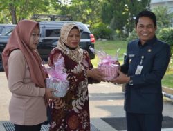 Pelaku UMKM di Balangan Berikan Bingkisan Pada Bupati