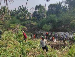 Manfaatkan Kemarau, Ratusan Warga HST Bersihkan Sungai Desa Bakti-Aluan