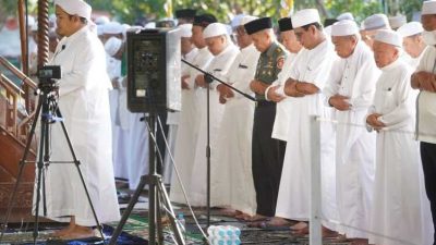 Paman Birin Sholat Istisqa Bersama Warga di Masjid Sabilal Muhtadin