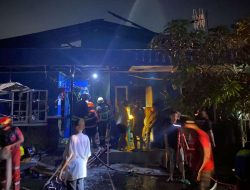 Terjadi Dini Hari, Korban Selamatkan Diri dari Kebakaran Kompleks Esterang