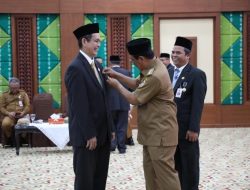 Sahbirin Noor Sematkan Penghargaan Satyalancana Karya Satya kepada 890 ASN