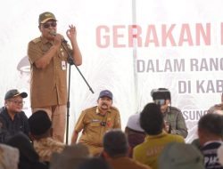 Paman Birin Serahkan Berbagai Bantuan Pertanian Ke Kelompok Tani