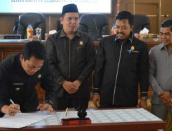 Pemkab dan DPRD Balangan Tandatangani Raperda Pajak dan Retribusi Daerah