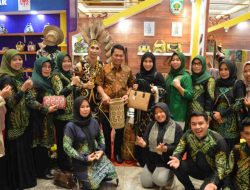 Bupati Balangan dan Istri Kunjungi Stand Dekranasda Balangan pada Pameran Kriyanusa 2023