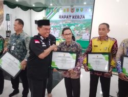 Bupati Tanbu Zairullah Berikan Penghargaan Kepada Wajib Pajak