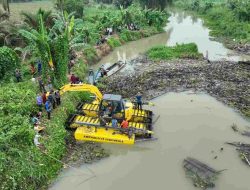 Pantau Penggunaan Excavator Amphibi, Bupati Aulia: Maksimalkan Normalisasi Sungai