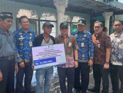 UPZ Bank Kalsel Serahkan Bantuan Terdampak Kebakaran di Kampung Melayu