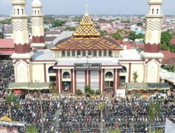 Ribuan Jemaah Penuhi Masjid Hasanuddin Madjedie, Suarakan Persatuan dalam Khilafah Membantu Palestina
