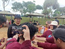 Bersama Akbari, FWE Kalsel dan Berbagai Komunitas Peduli Lingkungan Lakukan Aksi Bersih-Bersih di Pantai Turki