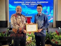 Pemkab Banjar Dapatkan Penghargaan Sertifikat Maturitas Pelayanan Perkotaan Dari Kemendagri