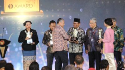 Gubernur Kalsel Terima Penghargaan BI Awards 2023, Implementasi QRIS Terbaik se- Kalimantan