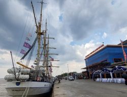 Pelindo Sub Regional Kalimantan Berbangga, Kapal Legendaris KRI Dewaruci Sandar di Banjarmasin