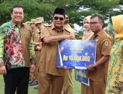 Gubernur Kalsel Serahkan Hadiah Pemenang Undian SIMPEDA KPE Bank Kalsel Periode IX 2023
