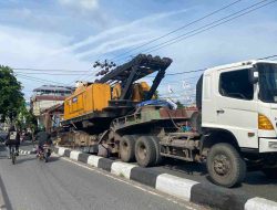 Truk Gandeng Tersangkut di Jembatan II Pekapuran, Sebagian Jalan Kolonel Sugiono Ditutup