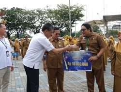 Walikota Banjarmasin Ibnu Sina Serahkan Hadiah Pemenang Undian Simpeda KPE Periode IX Tahun 2023