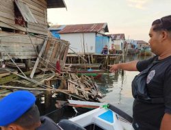 Tersangkut Alat Mandi, Tongkang Serempet Empat Rumah dan Tiga Perahu