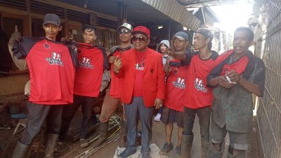 Di Tengah Sosialisasi Caleg Nomor Urut 1 Dapil Banjarmasin Barat, Samosir Bertemu dengan 11 Anak Kecil Piatu