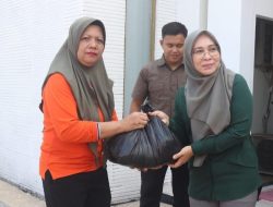 Peringati Hari Besar Keagamaan, Pemkab Pulang Pisau Beri Bantuan Sembako Kepada Petugas Kebersihan