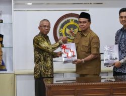 Bupati Tanbu, Zairullah Azhar Serahkan LHP Belanja Daerah Tahun Anggaran 2022 dan 2023