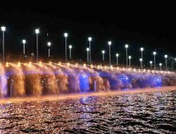 Air Mancur Menari di Jembatan Pasar Lama, Warnai Kemeriahan Malam Tahun Baru 2024 di Banjarmasin