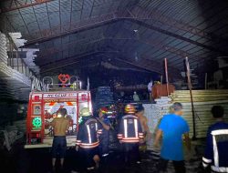 Gudang Toko Bahan Bangunan Terbakar di Jalan Soetoyo S