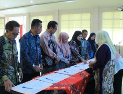 Songsong Tahun 2024, Pimpinan dan Pegawai Dispersip Kalsel Tanda Tangani Pakta Integritas dan Perjanjian Kinerja