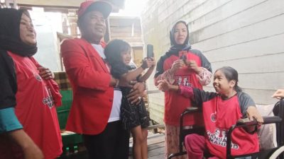 Berkaca-kaca, Hartini Sambut Blusukan Caleg Saut Nathan Samosir