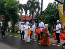 Bank Kalsel KCP Syariah Martapura Salurkan Paket Makanan Ringan Bagi Jemaah Haul Guru Sekumpul