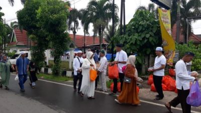 Bank Kalsel KCP Syariah Martapura Salurkan Paket Makanan Ringan Bagi Jemaah Haul Guru Sekumpul