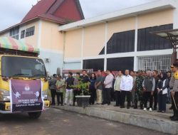 Pj Bupati Pulang Pisau Bersama Kapolda Kalteng Pantau Pendistribusian Kotak Suara 